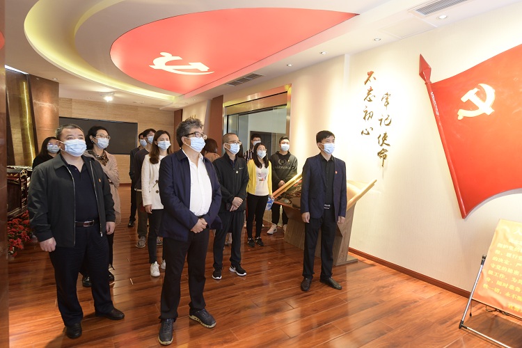 廣巴公司機關(guān)黨支部赴廣元市委黨?！俺跣氖姑秉h性教育館參加學(xué)習(xí) (2).JPG