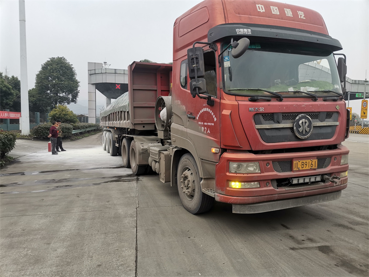 雅眉樂公司夾江南收費站快速處置貨車自然2.jpg