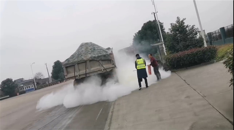 雅眉樂公司夾江南收費站快速處置貨車自然1.jpg