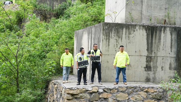 （掛網(wǎng)、微推）20250625川南公司開(kāi)展轄區(qū)高速公路汛期地質(zhì)災(zāi)害和橋梁運(yùn)行安全風(fēng)險(xiǎn)隱患排查2.jpg
