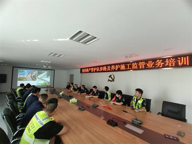繞西路產(chǎn)管護隊組織開展養(yǎng)護及涉路施工安全監(jiān)管培訓.png