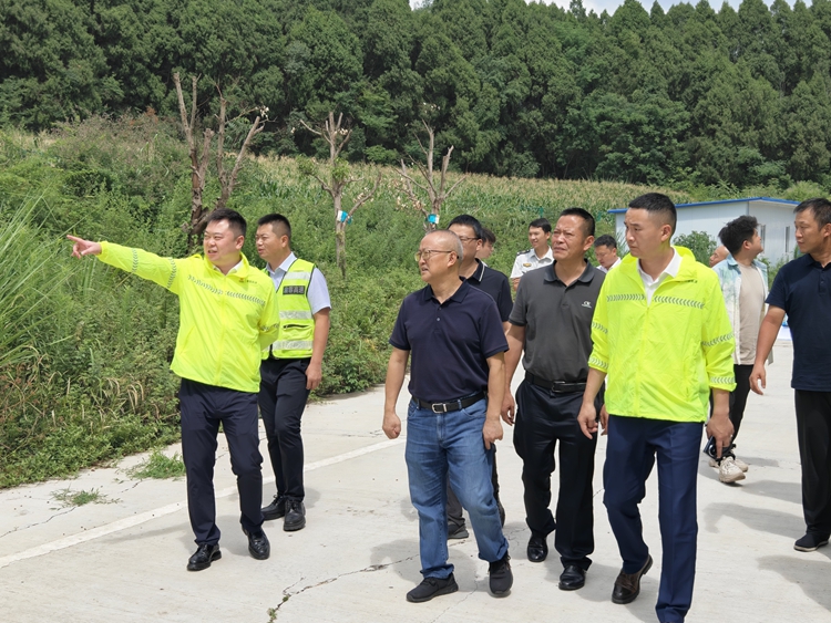 20250625川西公司黨委委員、副總經(jīng)理孫彬到渝蓉高速開展防汛督查及安全環(huán)保包保檢查 (2)_副本.jpg