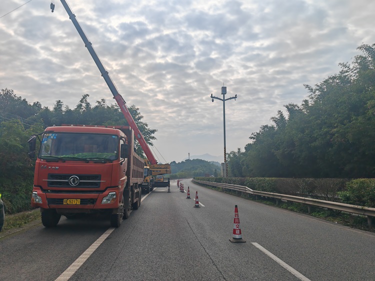 南方公司開展非標專項拆除工作 (1).jpg