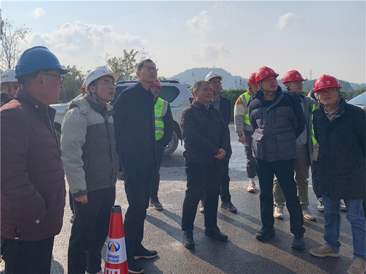 成南公司黨副委書記、總經(jīng)理萬忠金調(diào)研成南高速擴(kuò)容工程南充段建設(shè)推進(jìn)情況.jpg